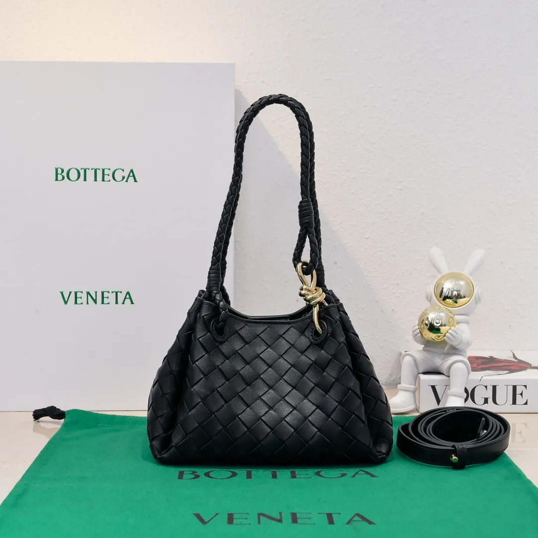 Batch 1760 BV home is new! Andiamo combines Bottega Veneta archives parachute handbags to inherit retro elements and integrate modern trends. The same style as Shu Qi's Beijing Night. It is a continuation of the classic bag. It has three functions: hand carry, shoulder and cross-body. It is embellished with metal brass knot buckles. The capacity of the small one is amazing. It can easily hold sunglasses in a box/small bottle of water/powder powder/charger and other daily necessities when going out. The upper body is versatile. Style number: 6569 Size: 21*17*16.5cm